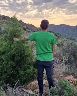 Voluntario ARBA observando el paisaje